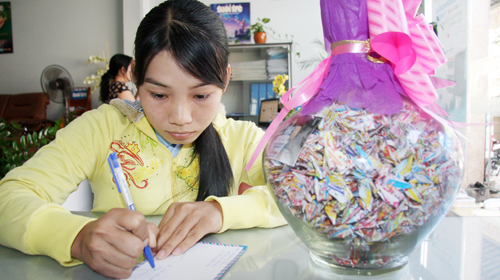 Cô gái khuyết tật và 1 000 con hạc giấy gửi chiến sĩ ở quần đảo Trường Sa